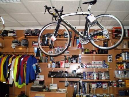 Interior de la tienda Villaciclos